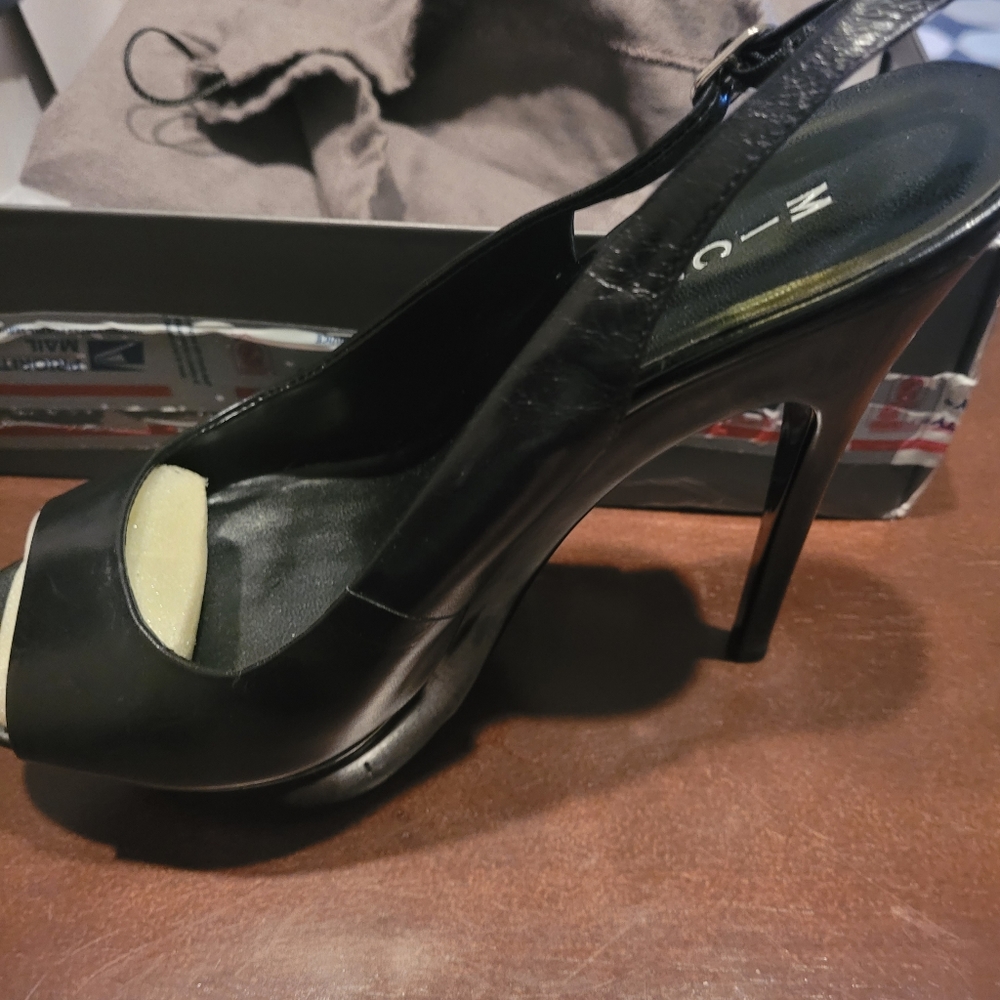 Women's platform 6 inch heels. Only worn once.
